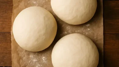 طريقة عمل عجينة البيتزا الإيطالية الهشة الأصلية بخطوات سهلة ومضمونة