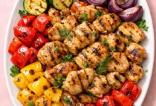 طريقة عمل الدجاج المشوي بالخضار للرجيم: وجبة صحية بخطوات بسيطة وتتبيلة شهية